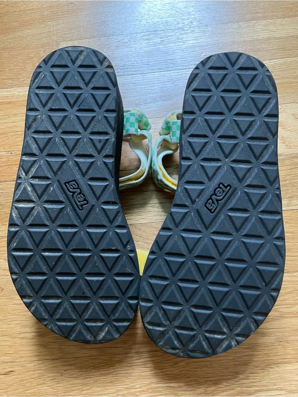 Teva Black flatform Sandal with green checks and lemons. - Picture 3 of 5